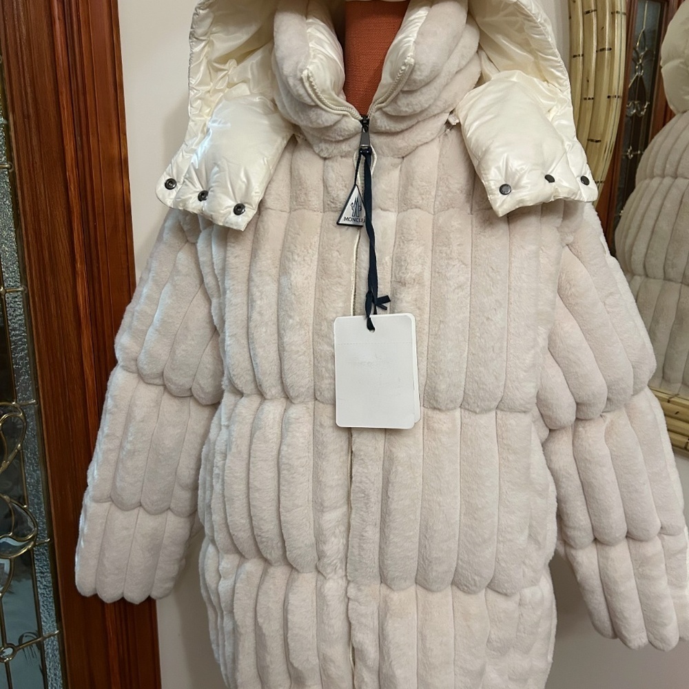 Montcler white fare faux fur detachable hood down jacket size 3NWT - Picture 13 of 16